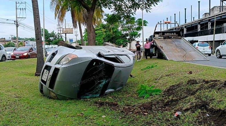 Vuelca vehículo en cuneta de Ruiz Cortines; sólo se reportan daños materiales