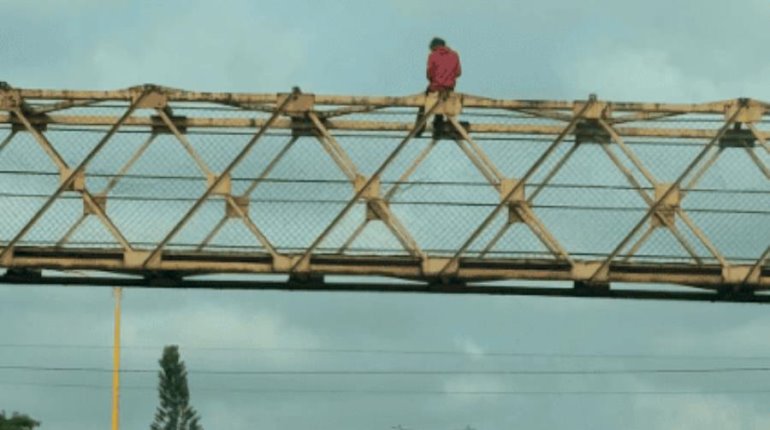 Hombre amaga con aventarse de puente en Cárdenas; la policía lo impide