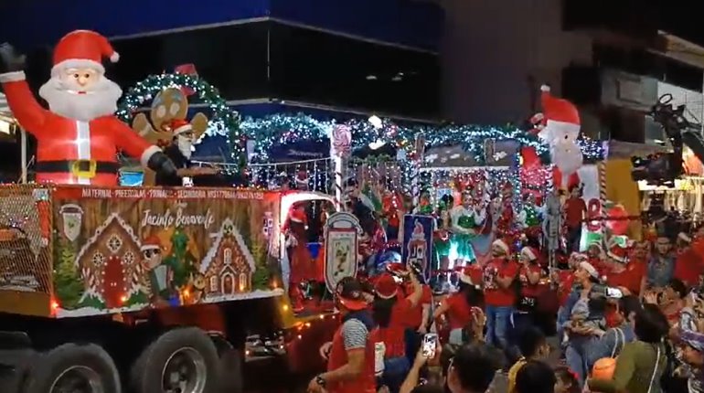 Villahermosinos disfrutan de la Caravana Navideña