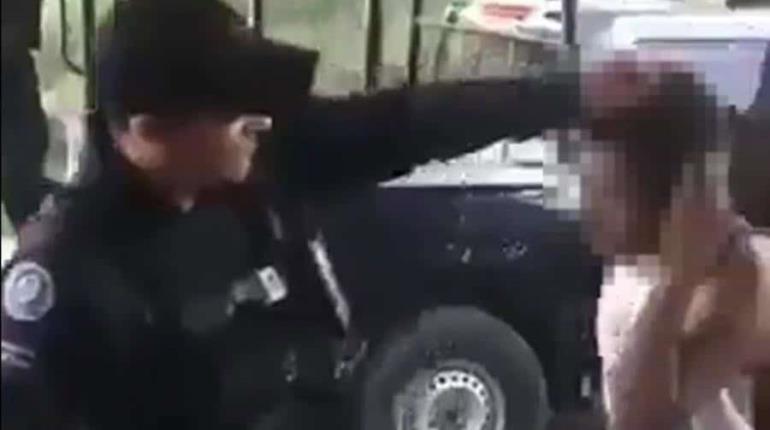 Policías de Celaya golpean y obligan a besarse a 2 detenidos