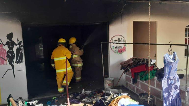 Cortocircuito genera incendio en tienda de ropa en Cunduacán