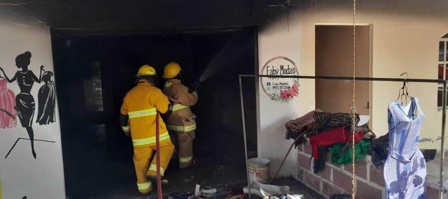 Cortocircuito genera incendio en tienda de ropa en Cunduacán