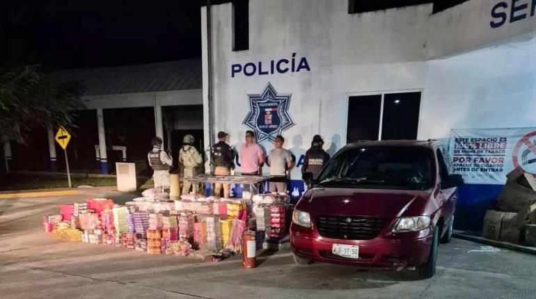 Detienen a 2 con cargamento de petardos y 300 mil pesos en efectivo en Jalpa