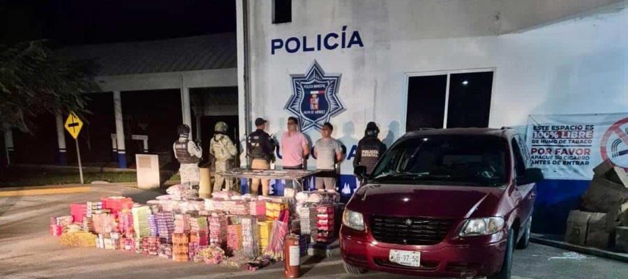 Detienen a 2 con cargamento de petardos y 300 mil pesos en efectivo en Jalpa