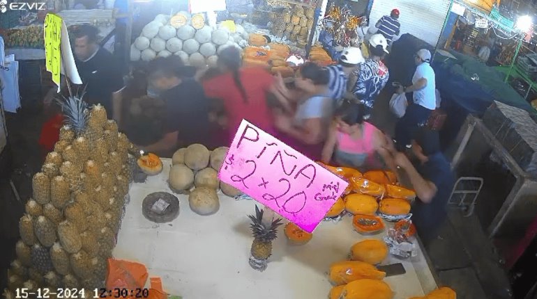 Captan momento de pánico durante atentado a balazos en tianguis campesino