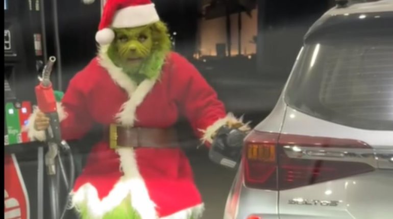 El Grinch pasa a cargar gasolina en México y se viraliza