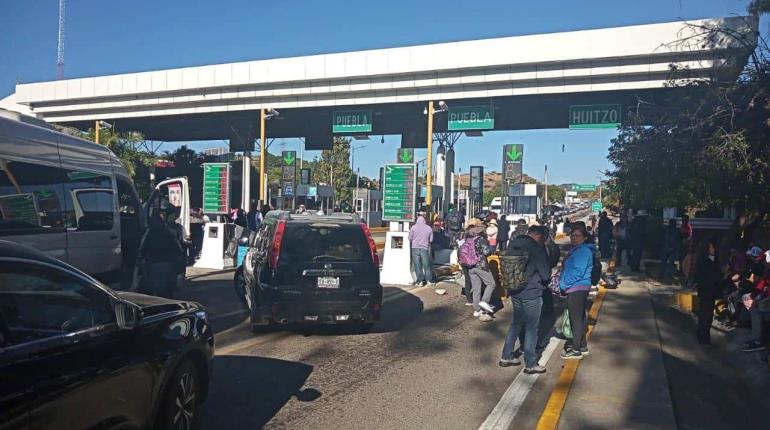 Bloquean trabajadores de salud en Oaxaca carreteras por falta de pagos