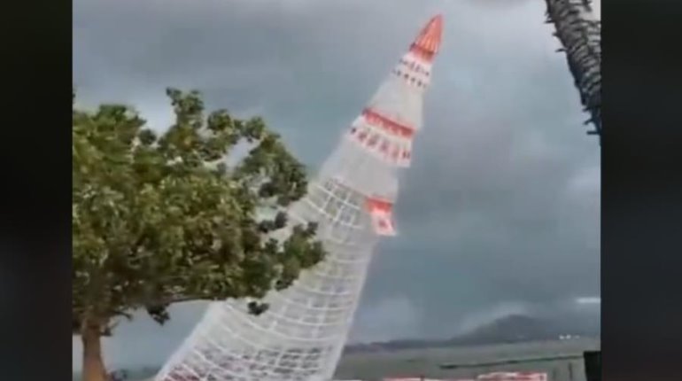 Cae árbol gigante de Navidad y mata a joven de 21 años en Brasil