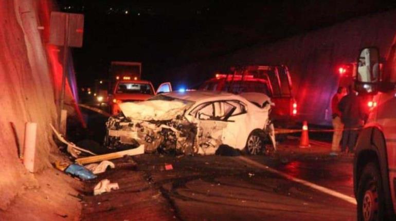 Mueren 5 integrantes de una familia en accidente vehicular en Tlaxcala