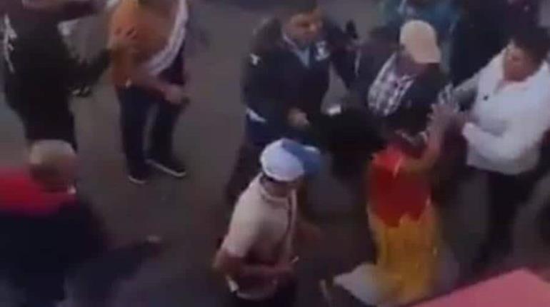 Captan a alcalde de San Pedro Ixtlahuaca, Oaxaca, golpeando a mujer indígena