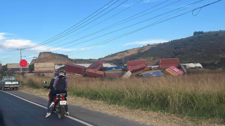 Se descarrila tren de carga en Jalisco y obstruye carretera