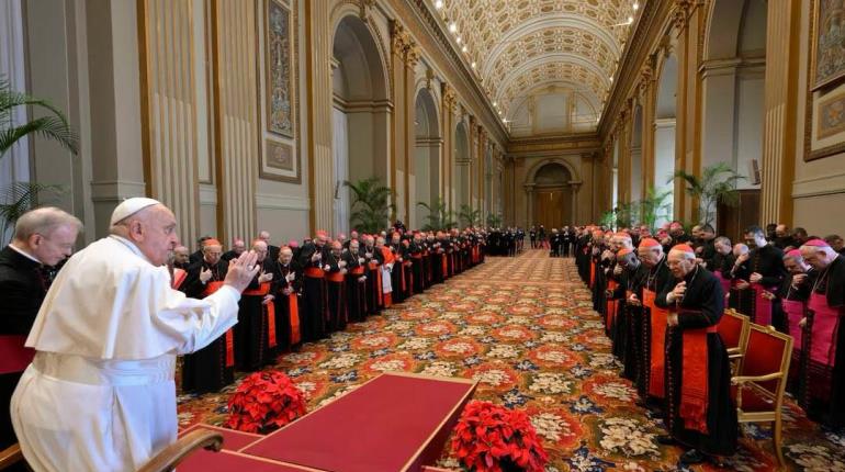 A cuidarse de ser chismosos, exhorta Papa en mensaje de Navidad a empleados del Vaticano