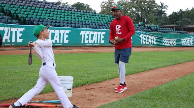 Pedro Estevez visita Villahermosa para dar clínicas de beisbol