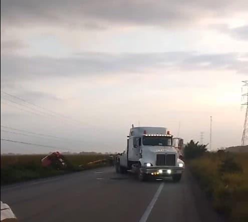 Tráiler pierde control y sale de la carretera Villahermosa-Frontera