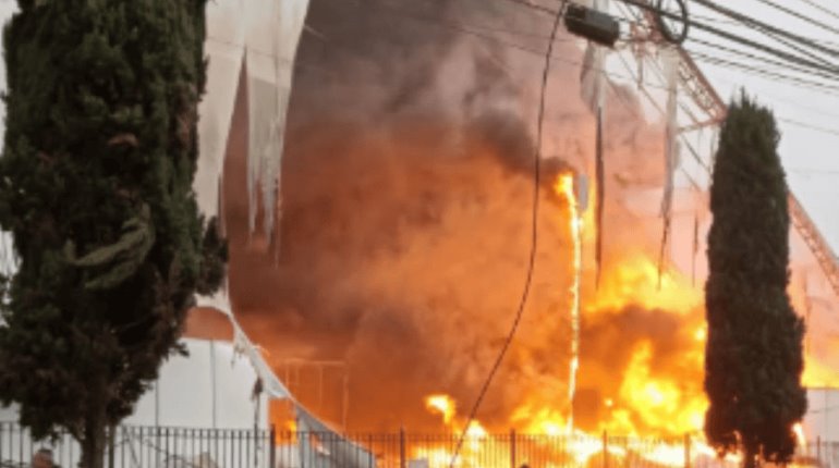 Incendio consume bazar navideño en Edomex