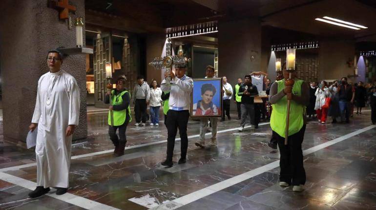 Exponen en la Basílica de Guadalupe reliquia y playera del beato Carlo Acutis