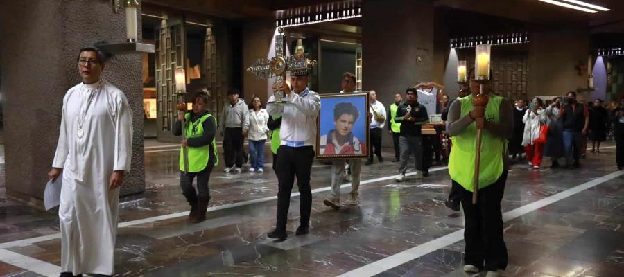 Exponen en la Basílica de Guadalupe reliquia y playera del beato Carlo Acutis