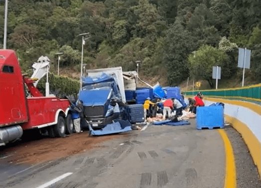 Vuelca tráiler cargado de pollos y se salva de rapiña en la México-Cuernavaca