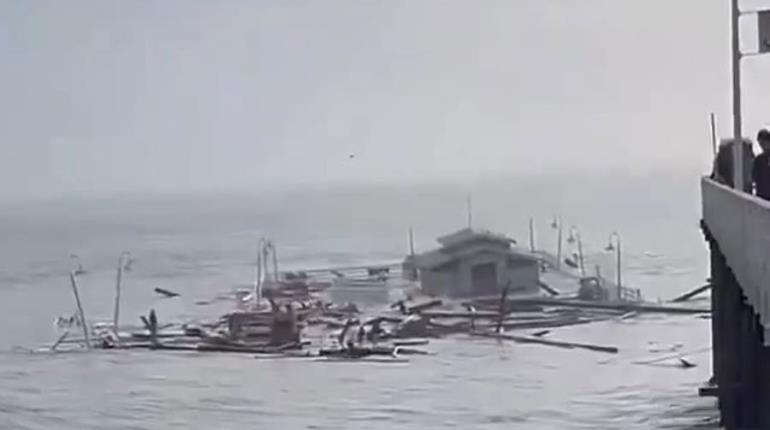 Colapsa muelle en Santa Cruz, California, por olas de hasta 7.6 metros