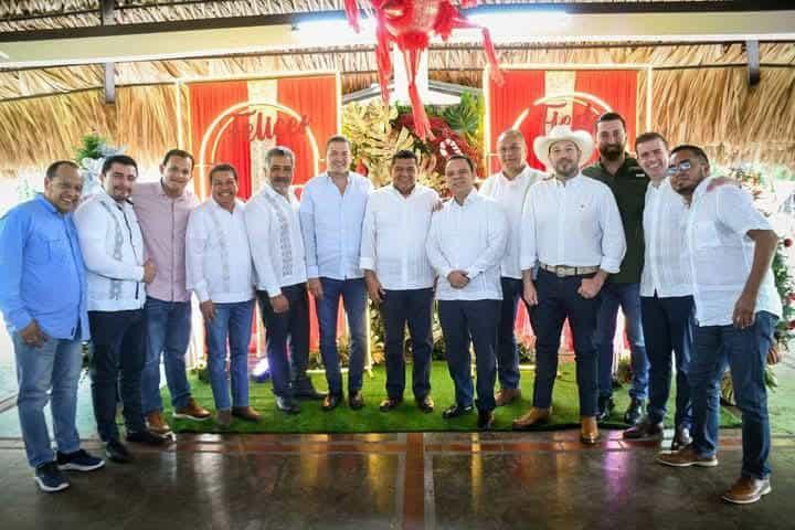 Encabeza gobernador de Tabasco brindis navideño con diputados de Morena y aliados