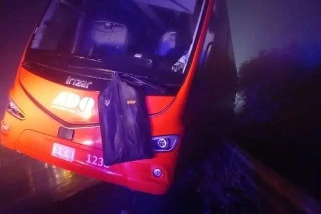 ¡Se salvan de milagro! Autobús estuvo cerca de caer a barranco en Veracruz