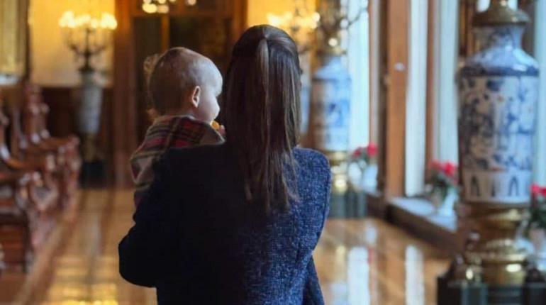 Comparte Sheinbaum fotografía con su nieto en Palacio Nacional