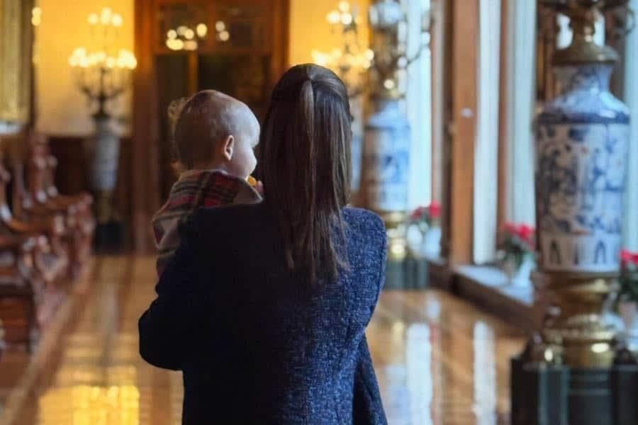 Comparte Sheinbaum fotografía con su nieto en Palacio Nacional