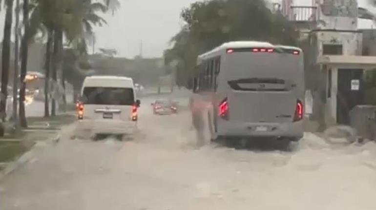 Fuertes lluvias provocan inundaciones en calles y avenidas de Cancún