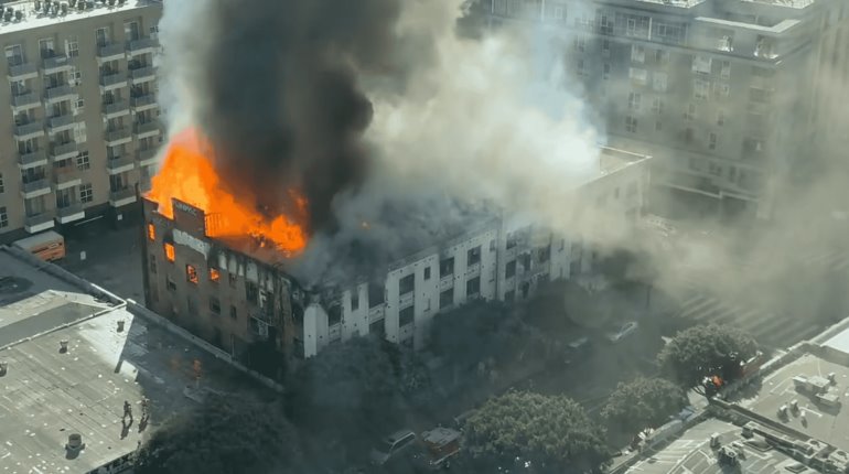 Se registra incendio en edificio de 4 pisos en Los Ángeles