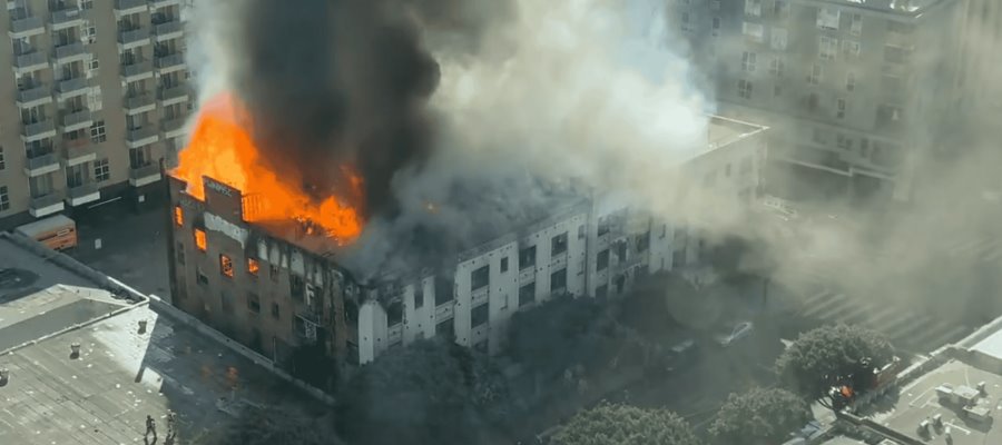 Se registra incendio en edificio de 4 pisos en Los Ángeles