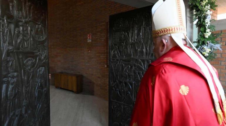 Abre Papa Puerta Santa en cárcel romana