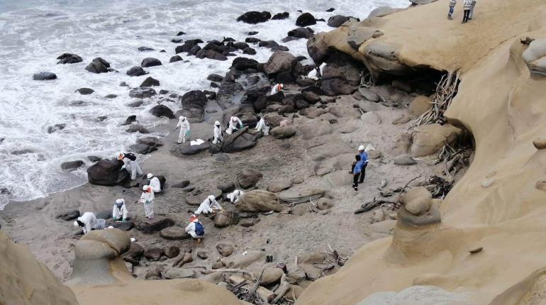 Declaran "emergencia ambiental" tras derrame de petróleo en el mar Perú