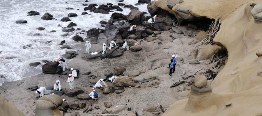 Declaran "emergencia ambiental" tras derrame de petróleo en el mar Perú