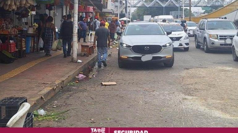 Exhorta SSPC Tabasco a no estacionarse en doble fila en el tianguis Jesús Taracena