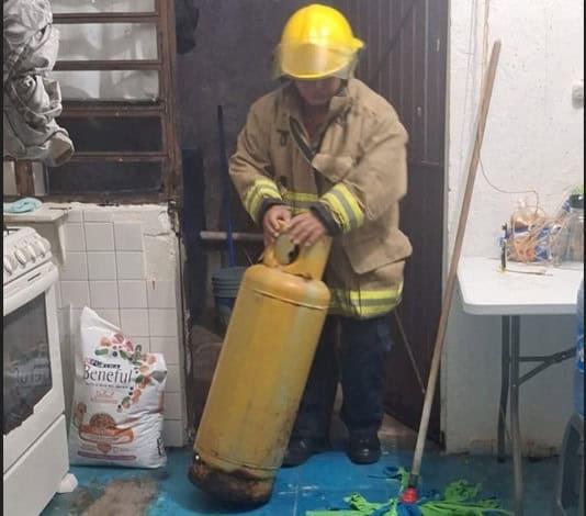 Logran bomberos controlar fuga en tanque de gas en Centro