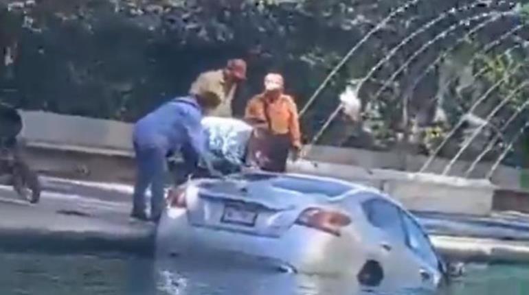 Adulto mayor pierde control de su vehículo y termina entre canal turístico en Monterrey