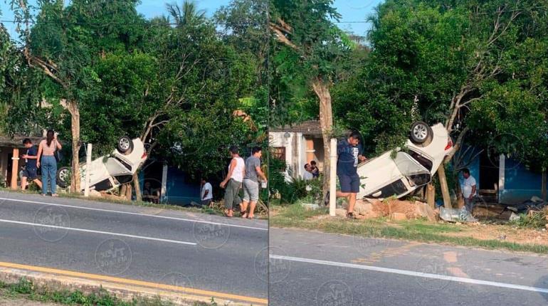 Vuelca automóvil sobre la Villahermosa – Frontera