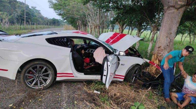 Fallece joven al estrellar Mustang contra árbol en Jalapa