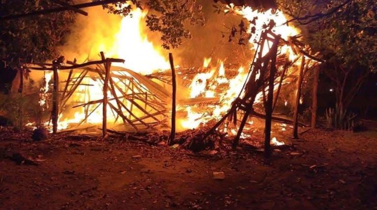 Pirotecnia provoca incendio en palapa de Centla