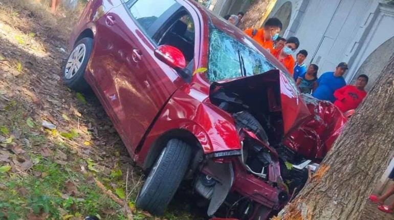 Fallece policía y su padre tras chocar contra árbol en Centro
