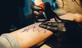 Tatuarse dejó de ser tabú para convertirse en expresión de cultura urbana