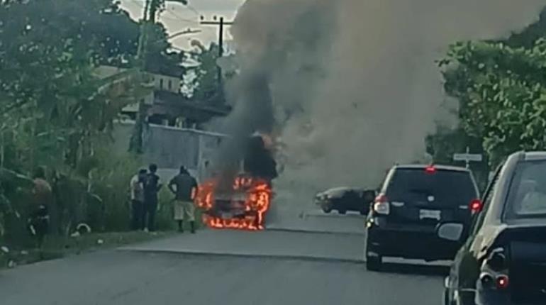 Presunto cortocircuito calcina camioneta en Periférico de Nacajuca