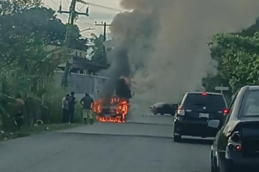 Presunto cortocircuito calcina camioneta en Periférico de Nacajuca