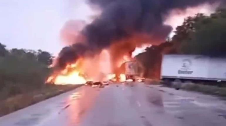 Pipa y tráiler terminan en llamas tras chocar en carretera Escárcega-Champotón