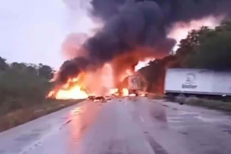 Pipa y tráiler terminan en llamas tras chocar en carretera Escárcega-Champotón