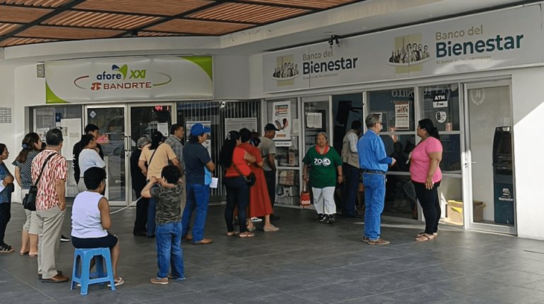 Acuden tabasqueños a cobrar apoyos de Bienestar