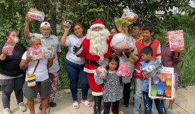 Lleva Santa Taxista regalos a niños de escasos recursos