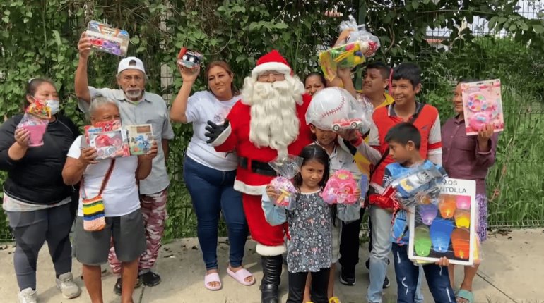 Lleva Santa Taxista regalos a niños de escasos recursos