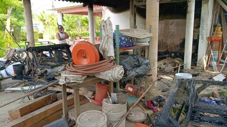 "Chispita" incendia casa, con familia dentro, en ranchería Marín, Cunduacán