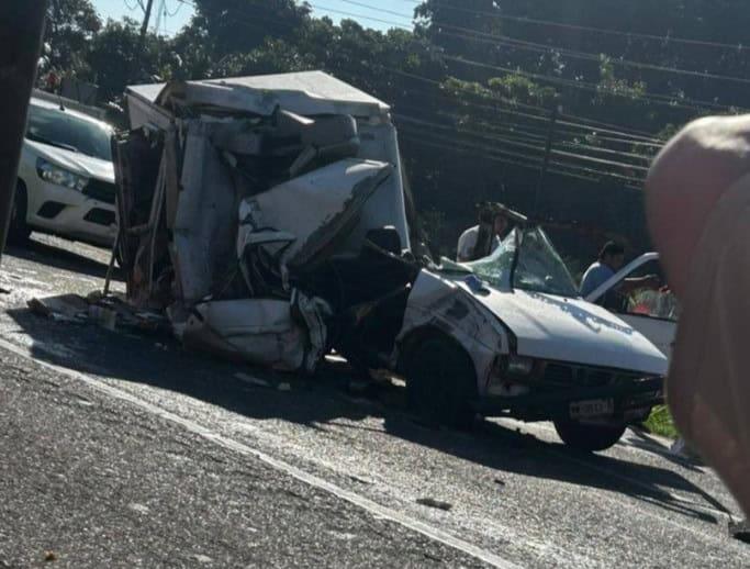 Camión de carga deja camioneta destrozada y un herido en la Villahermosa-Cárdenas